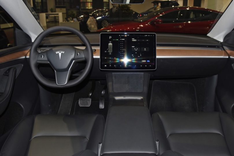 Электромобиль Tesla Y - фото thumbnail 1