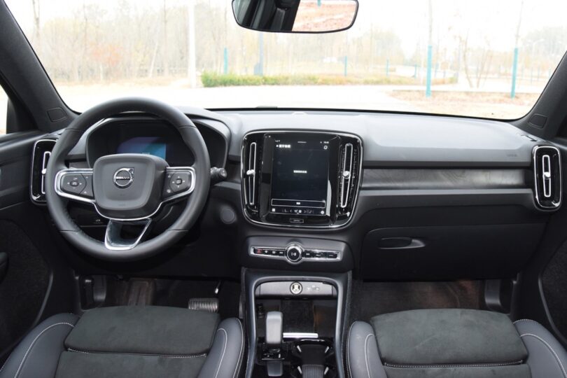 Электромобиль Volvo XC40 - фото thumbnail 1